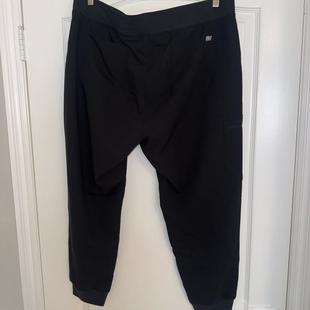 FIGS Women’s Black Zamora Petite Jogger Scrub Pants